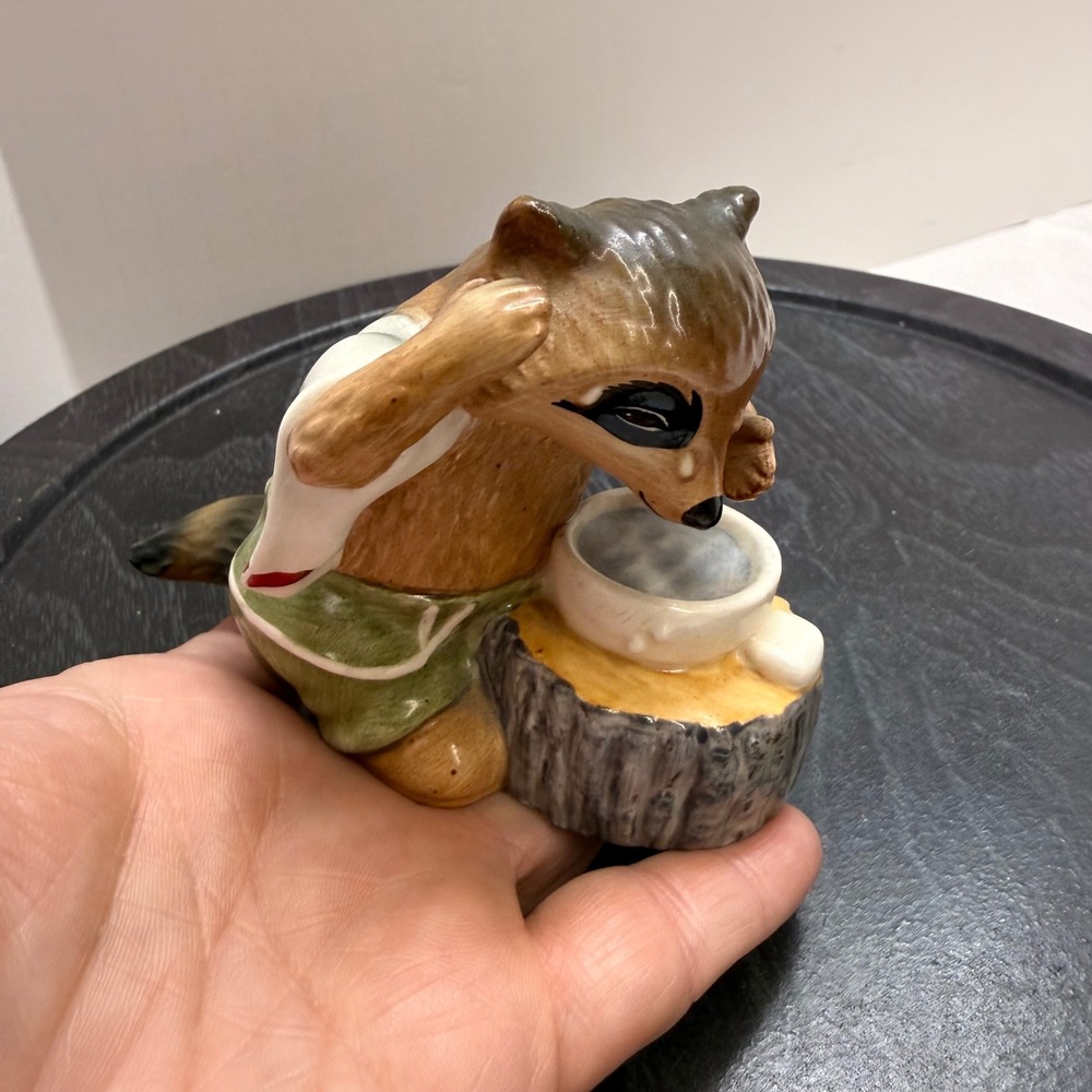 VTG 1981 The Ringtale Raccoons Ceramic‎ Figurine Raccoon Washing at Stump gramps